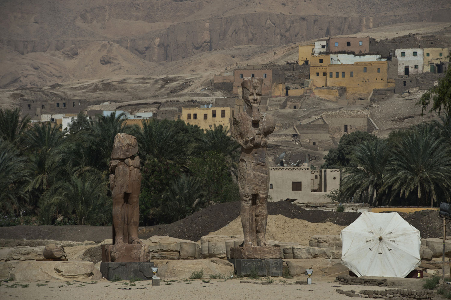 Descubren dos estatuas de Amenofis III