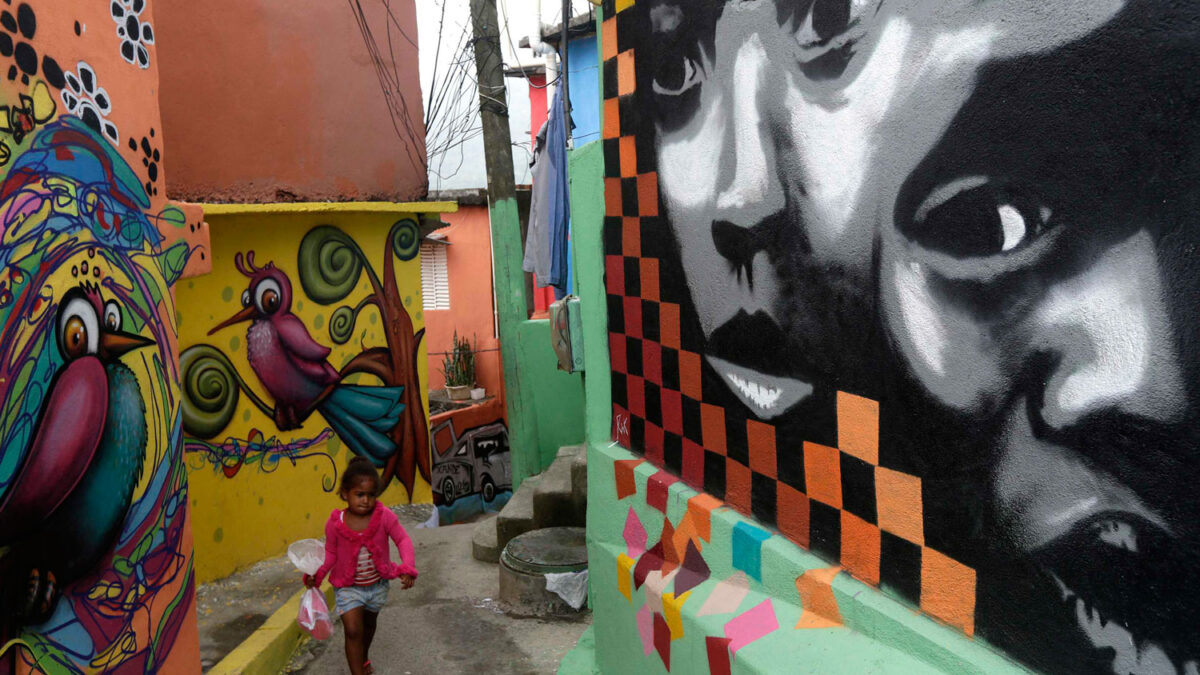 Las fachadas del barrio pobre de Prazeres, decoradas por graffitis