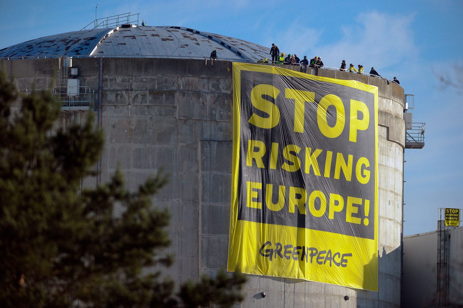Ecologistas de Greenpeace se cuelan en una central nuclear para pedir que se reduzca su producción