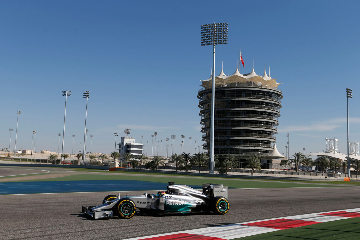 Hamilton domina en Bahréin