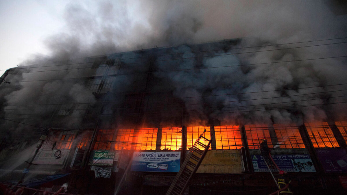 La Policía investiga el origen del incendio que arrasó una fábrica textil de Bangladesh