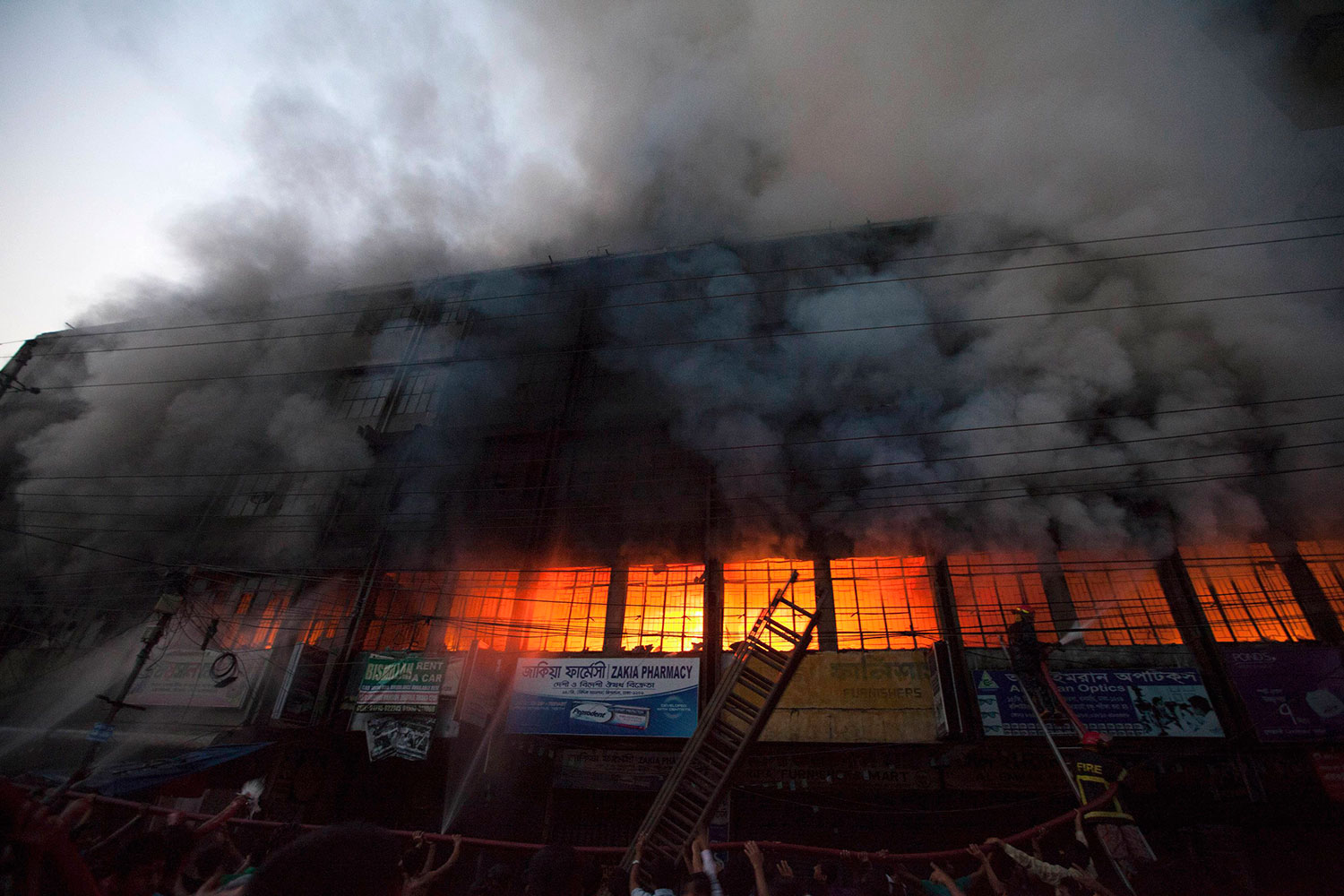 La Policía investiga el origen del incendio que arrasó una fábrica textil de Bangladesh