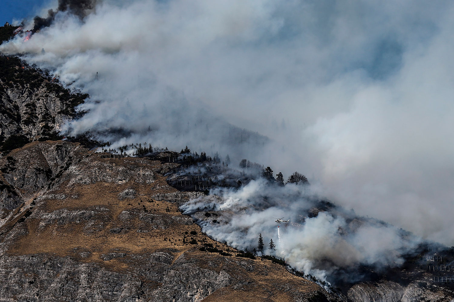 Aún se desconocen las causas del incendio que arrasa las montañas de Runstboden, en Austria