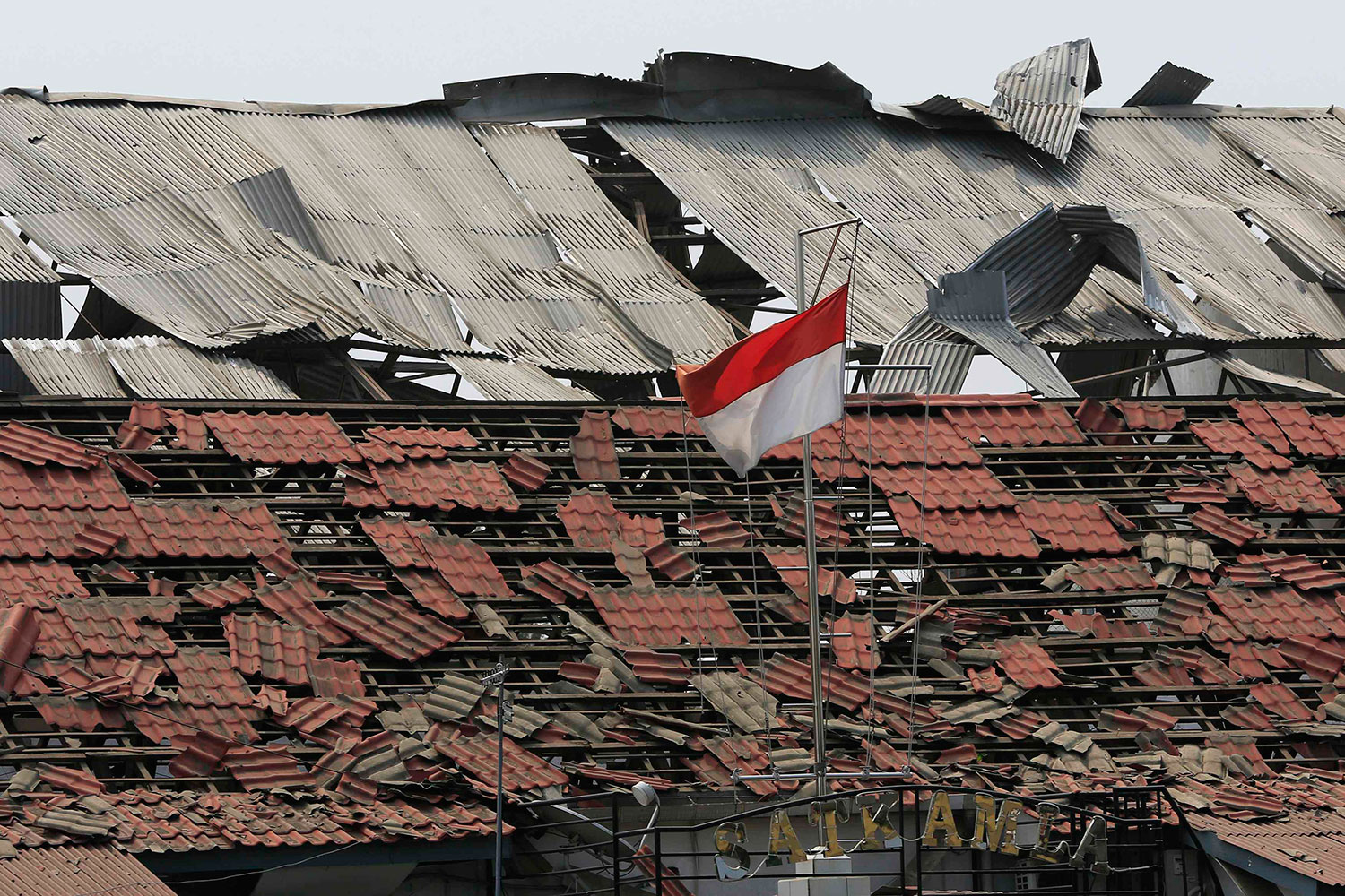 Una explosión en un almacén deja 1 muerto y decenas de heridos en Indonesia