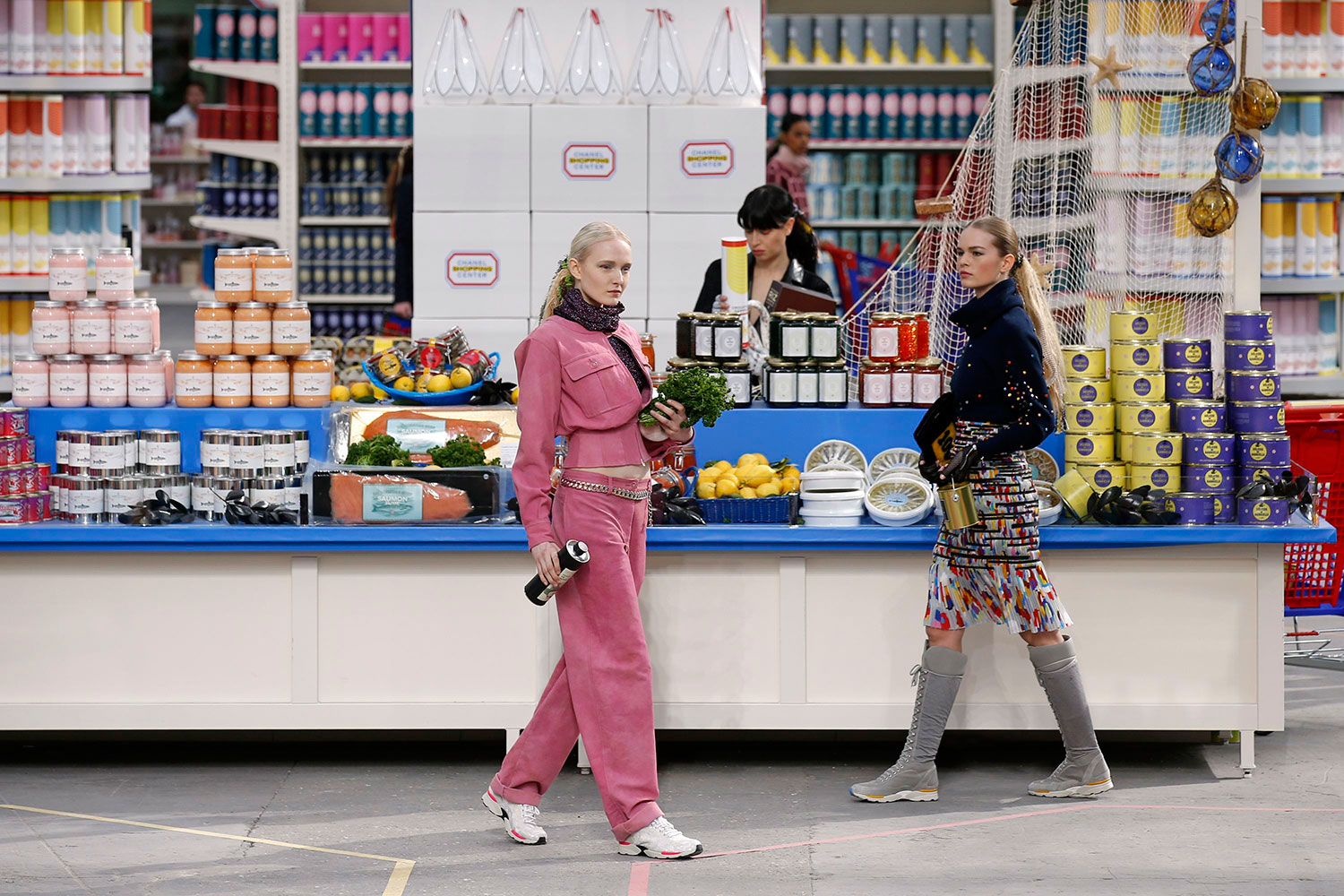 Chanel convierte el Grand Palais en un supermercado de lujo para presentar su colección