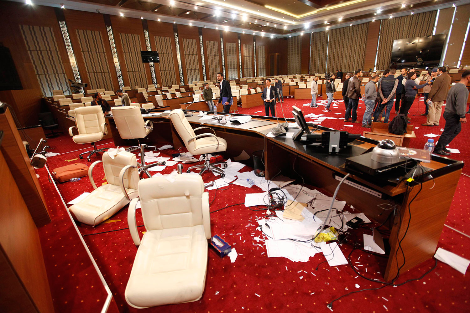 Heridos de bala dos diputados libios en el asalto al Congreso General de la Nación