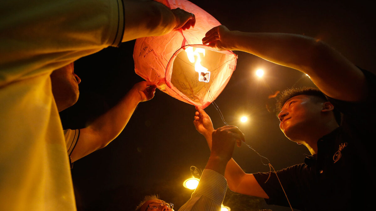 40 buques y 20 aviones extienden la búsqueda del avión desparecido.