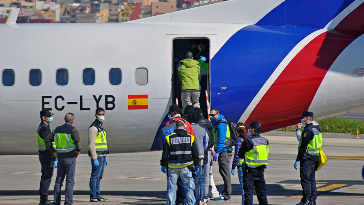 Un grupo de 60 inmigrantes del Centro de Estancia Temporal de Melilla parten rumbo a la península