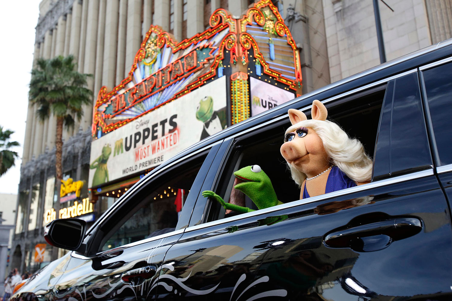 Gustavo y Peggy comienzan su gira por Europa en "Muppets Most Wanted"