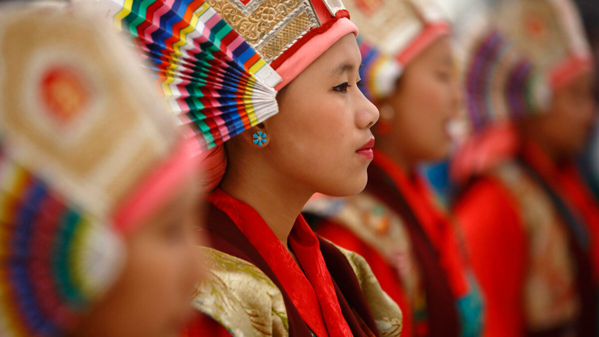 Música, danzas y trajes tradicionales marcan el último día del Año Nuevo Tibetano.