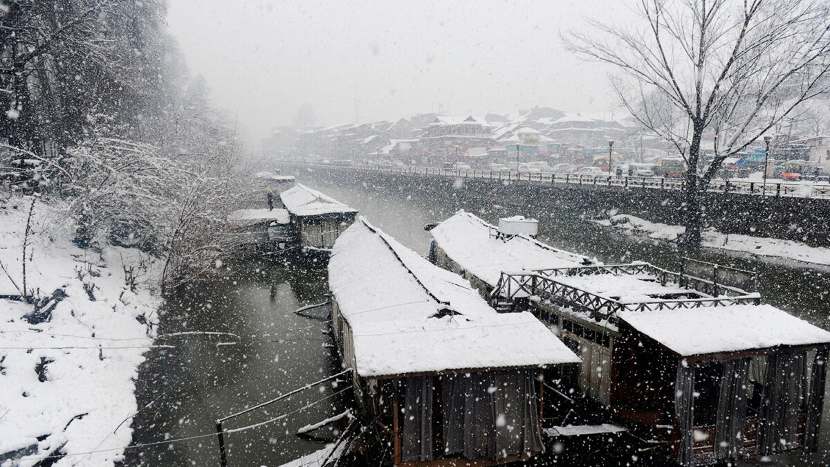 Cachemira aislada por las fuertes nevadas.