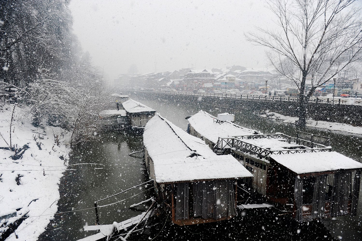 Cachemira aislada por las fuertes nevadas.