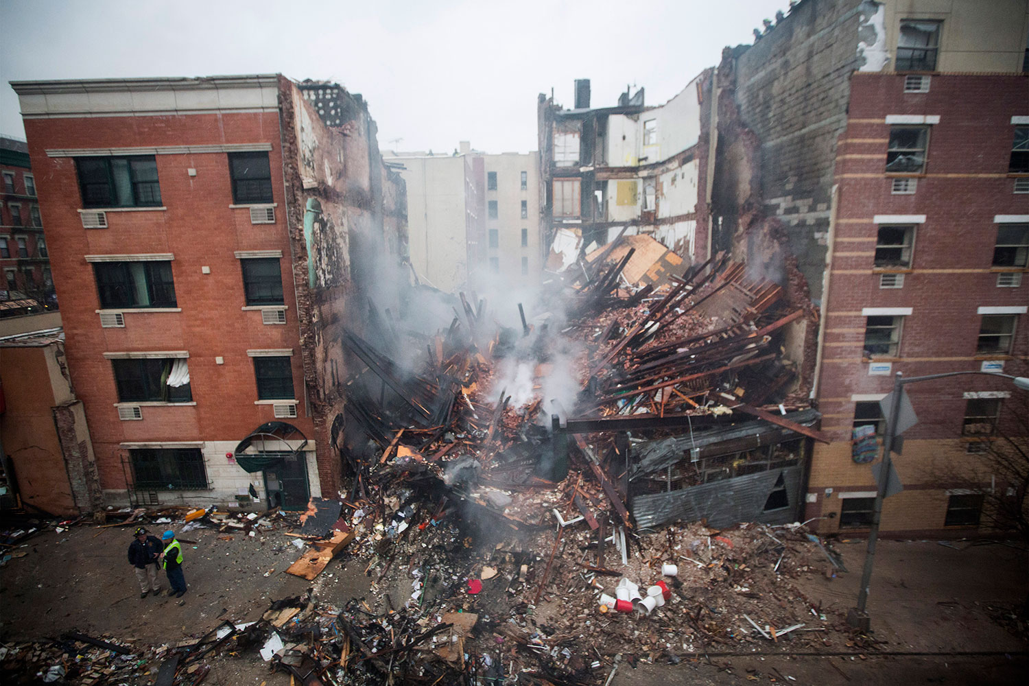 Islamistas se atribuyen la explosión de gas de los edificios de NY mientras prosiguen rescates