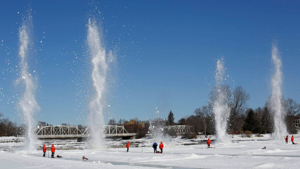 Ottawa previene posibles inundaciones haciendo estallar el hielo del río Rideau