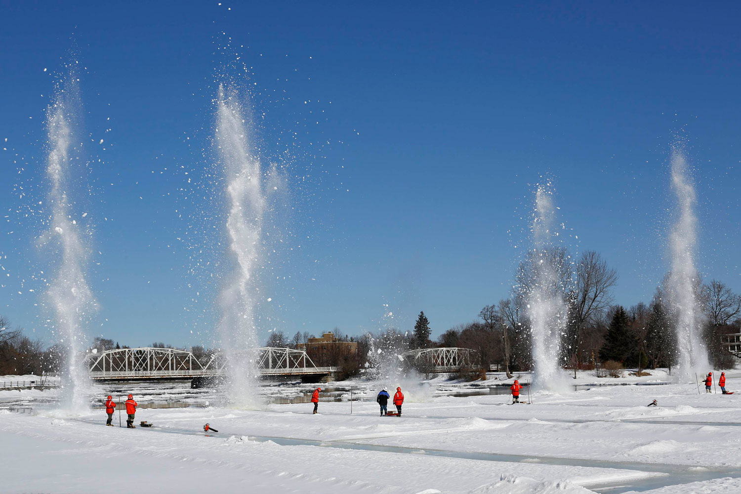 Ottawa previene posibles inundaciones haciendo estallar el hielo del río Rideau