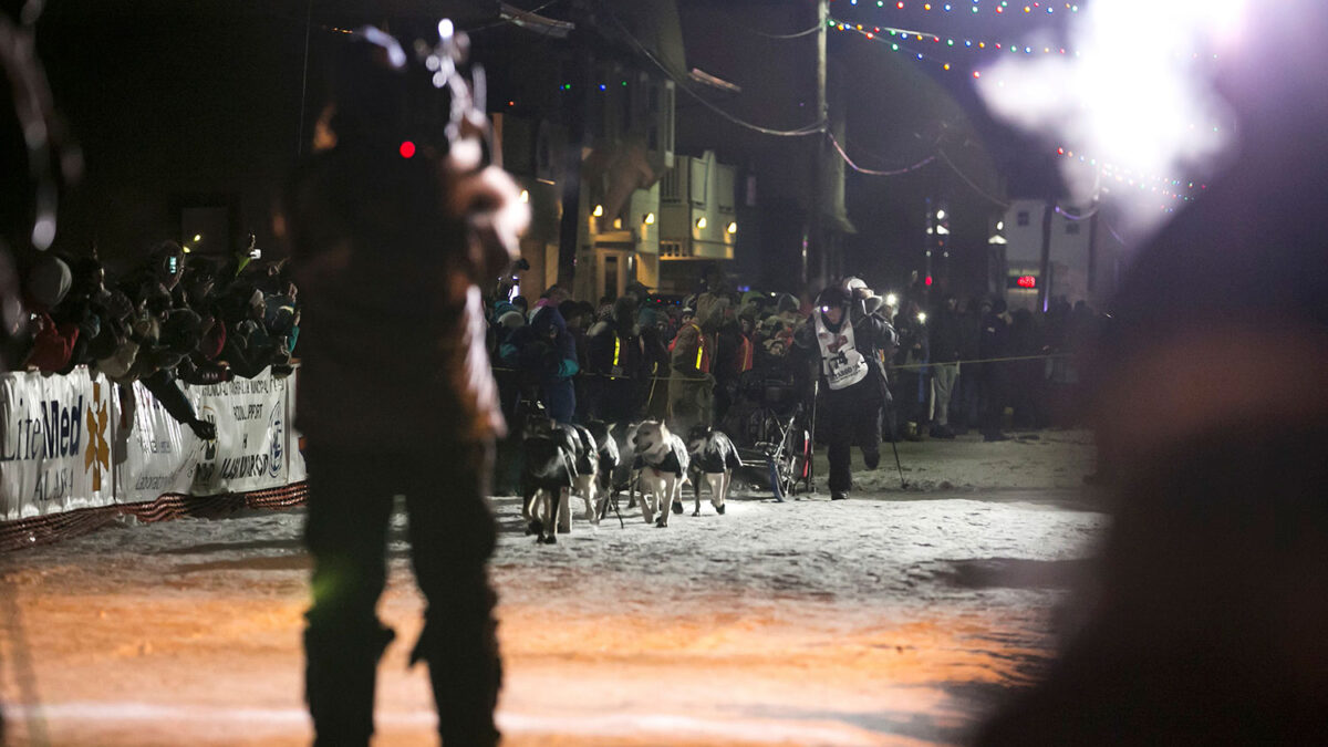 Dallas Seavey logra su segunda victoria en la carrera de trineos tirados por perros, Iditarod