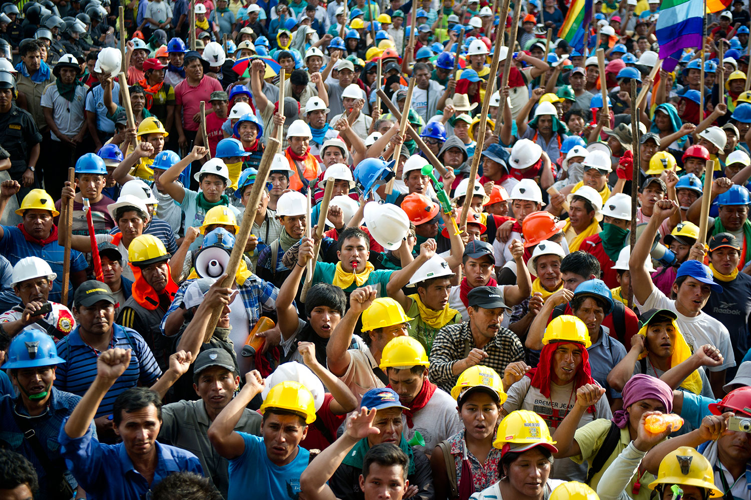 Quinto día de protestas de los mineros del oro en Lima