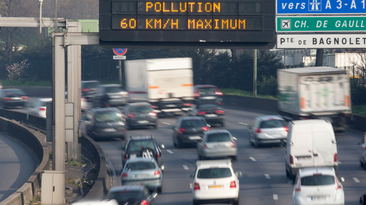 Francia decreta tráfico alterno en París ante los altos niveles de contaminación