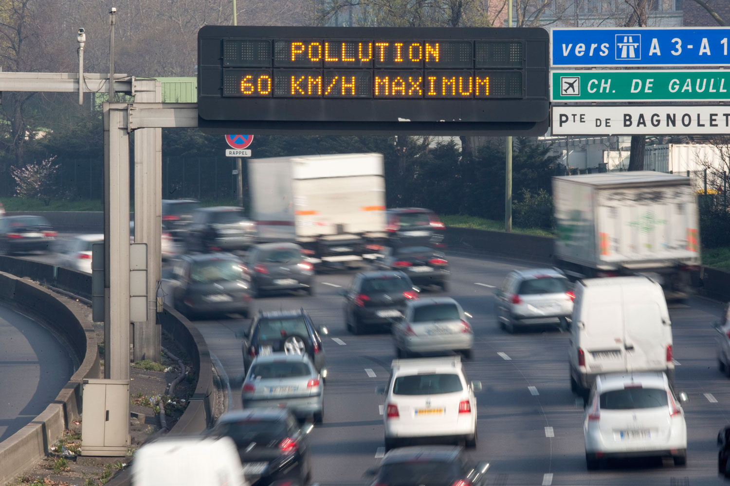 Francia decreta tráfico alterno en París ante los altos niveles de contaminación