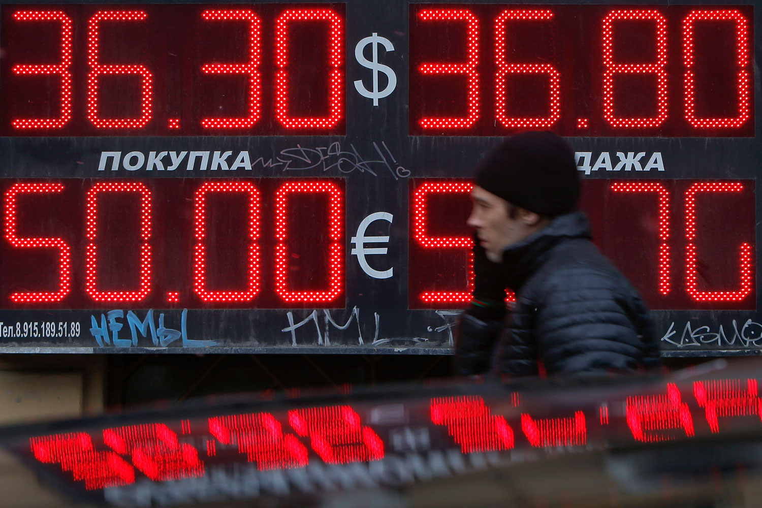 El rublo se desplome en Bolsa ante la tensión por la intervención militar en Crimea
