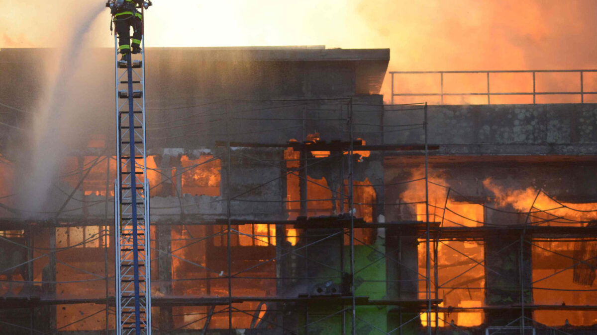 Un voraz incendio consume un edificio en San Francisco
