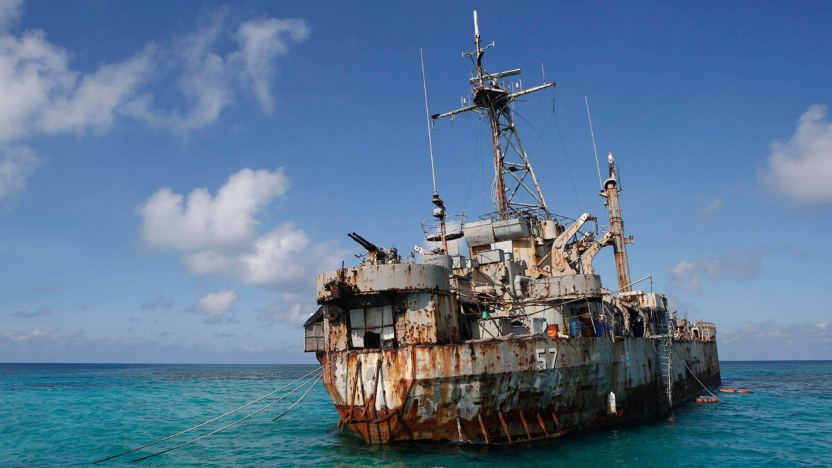 El barco Sierra Madre es reabastecido por la armada de Filipinas