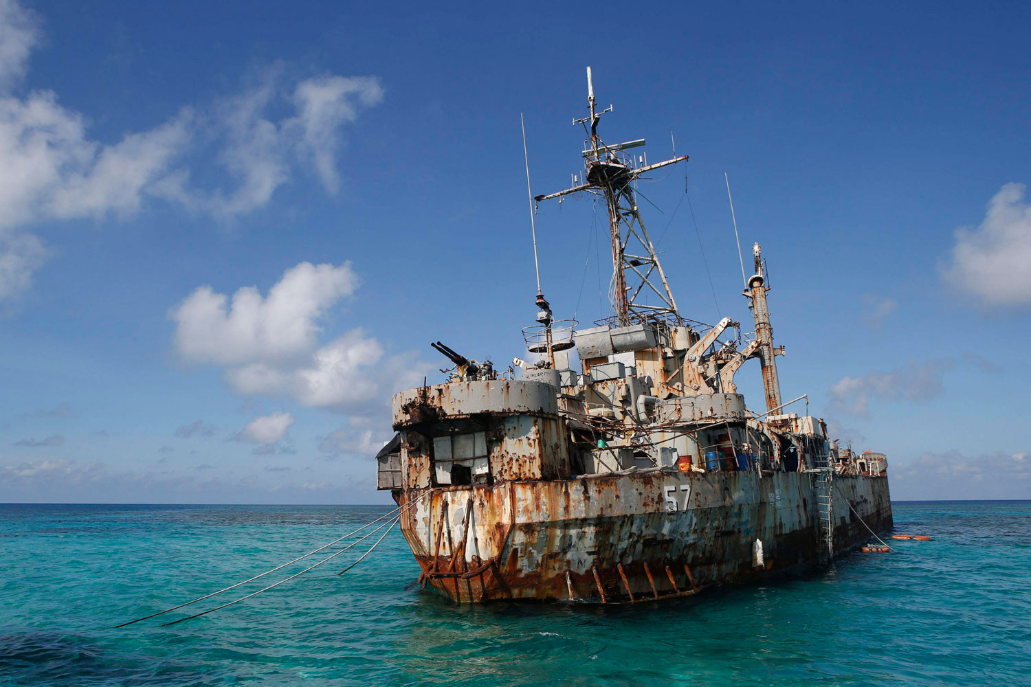 El barco Sierra Madre es reabastecido por la armada de Filipinas