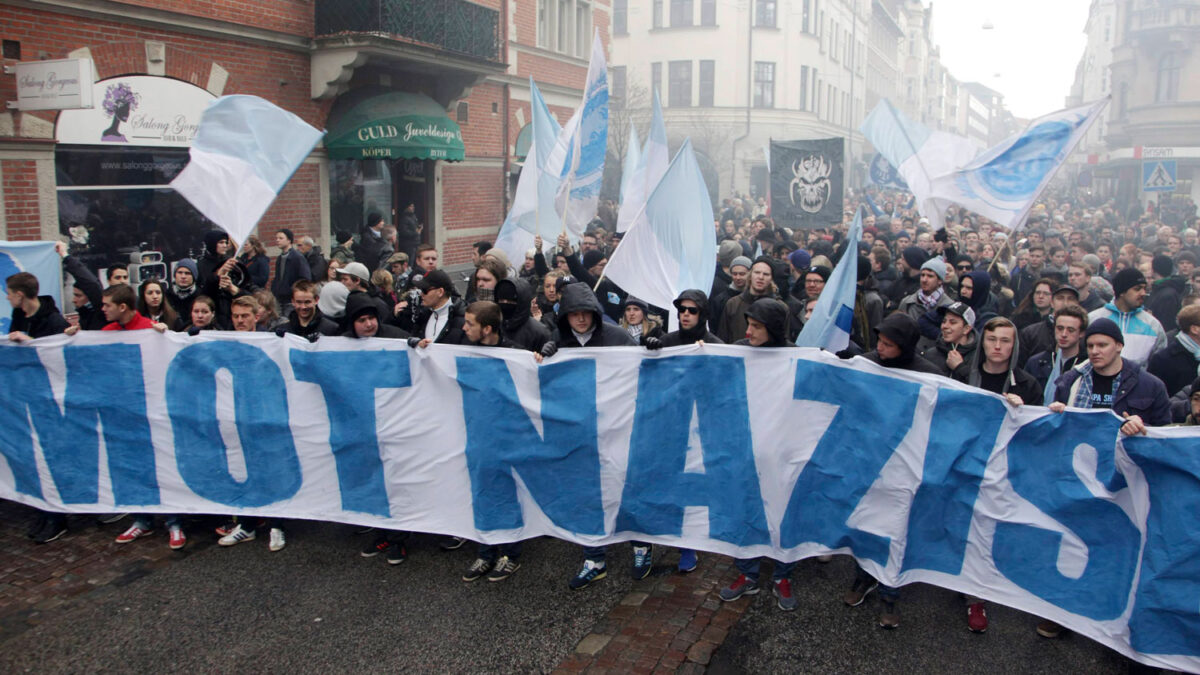 Miles de personas protestan en Suecia contra los grupos neonazis