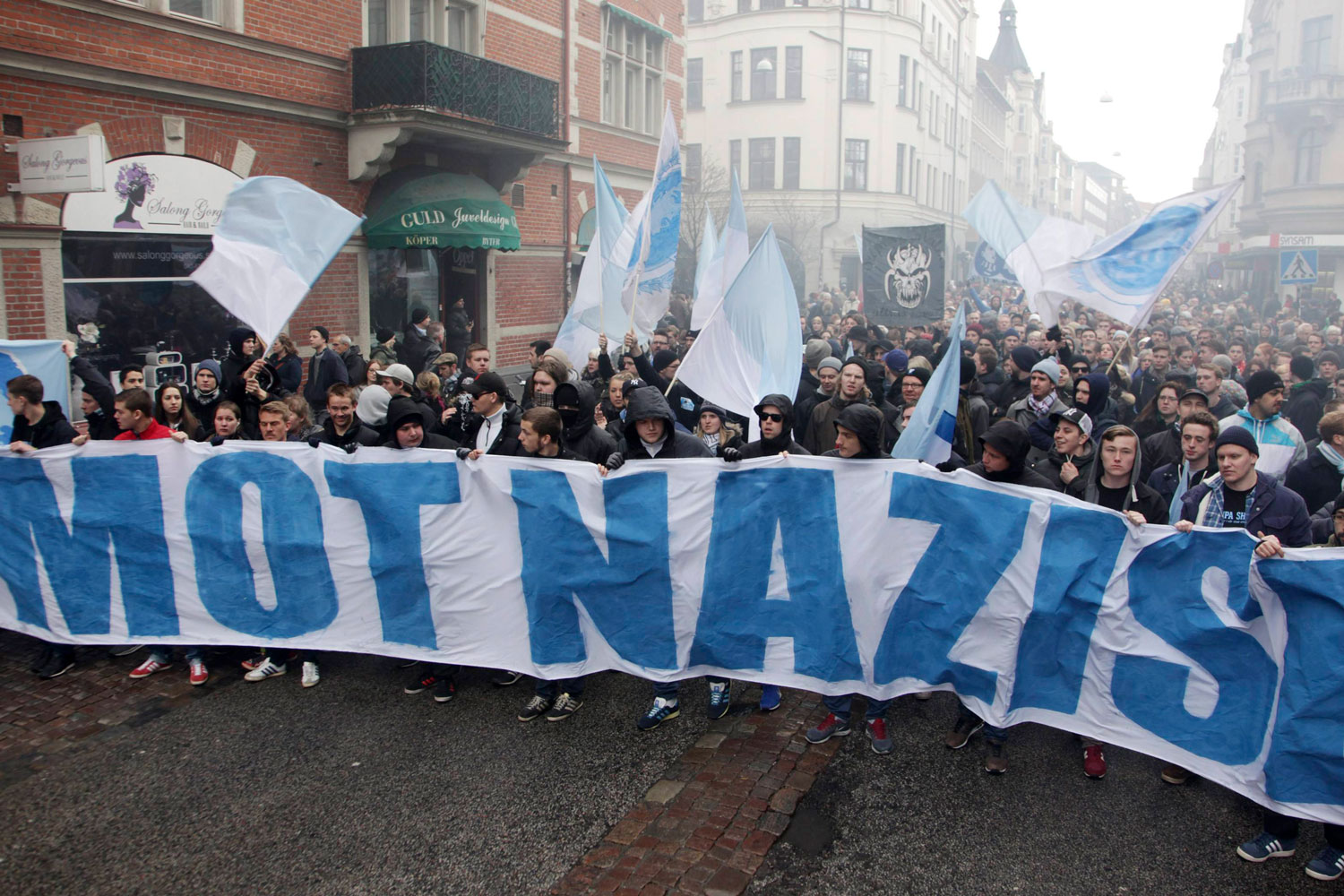 Miles de personas protestan en Suecia contra los grupos neonazis