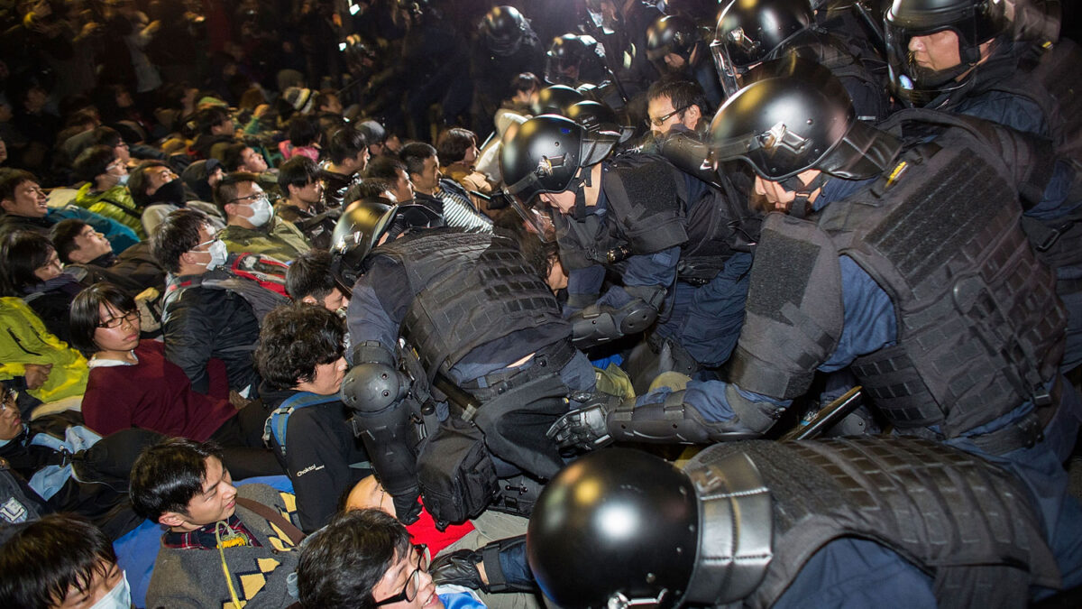 Más de cien manifestantes heridos y 61 detenidos en el desalojo de la sede del Ejecutivo de Taiwan