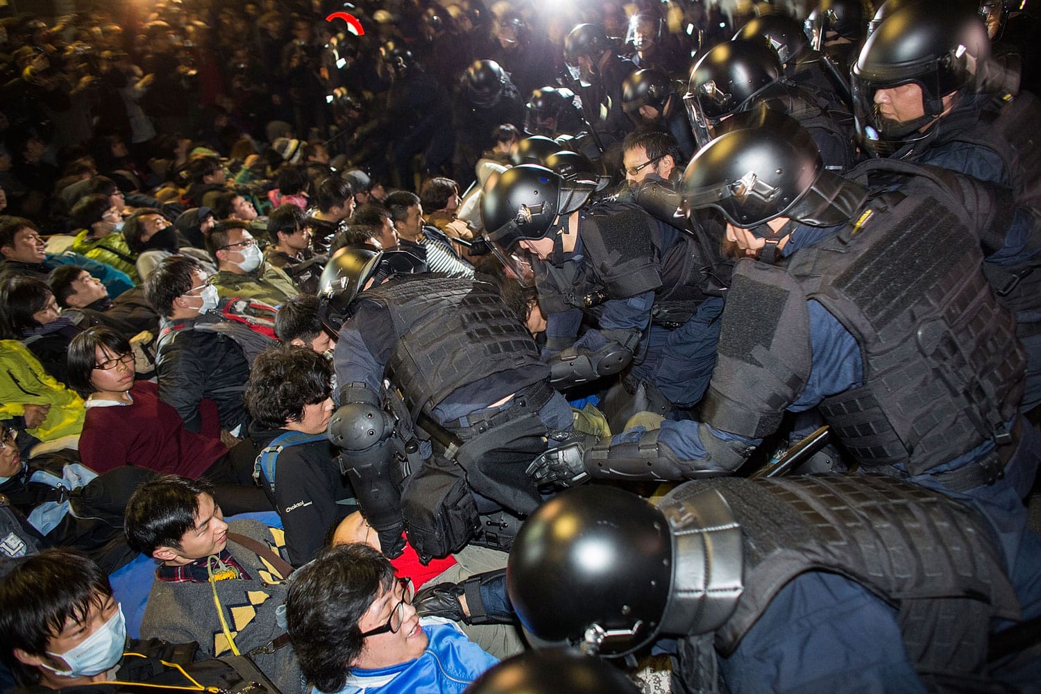 Más de cien manifestantes heridos y 61 detenidos en el desalojo de la sede del Ejecutivo de Taiwan