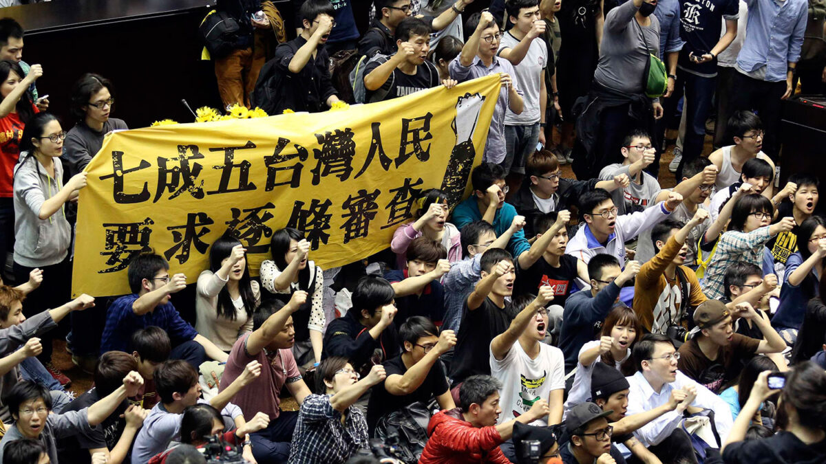 Manifestantes irrumpen en el Parlamento de Taiwan para protestar por un acuerdo comercial con China