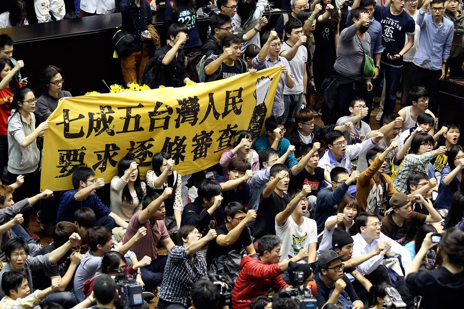Manifestantes irrumpen en el Parlamento de Taiwan para protestar por un acuerdo comercial con China