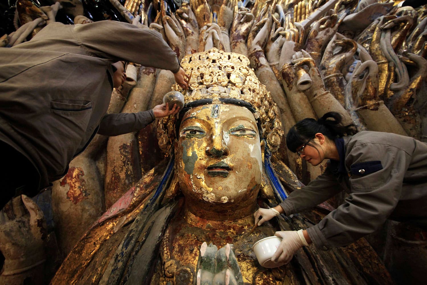 Restauración de una estatua budista de 800 años