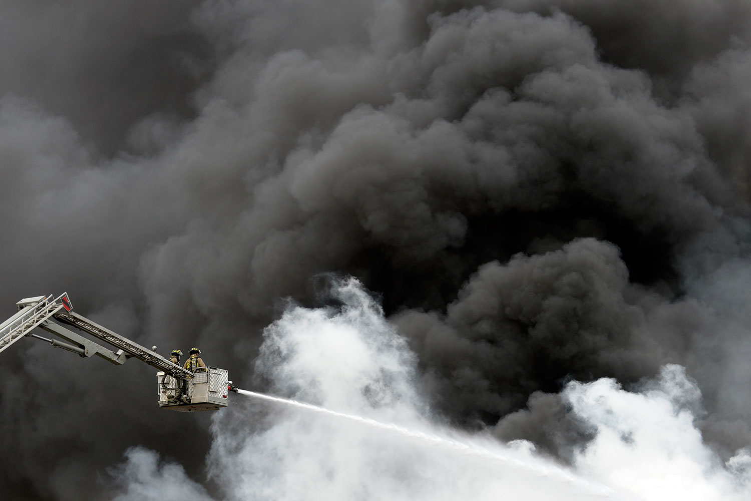 Aún sin sofocar el incendio desatado en una fábrica de colchones de Toronto