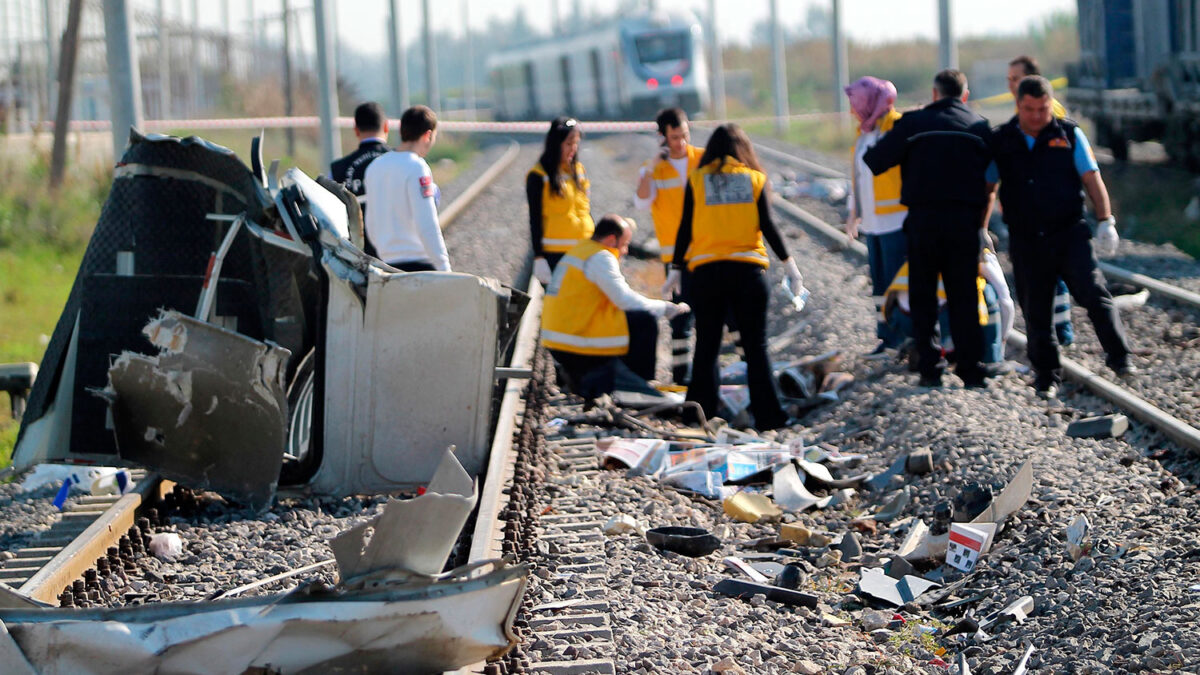 Al menos nueve muertos y varios heridos en la colisión de un tren con un minibús en Turquía