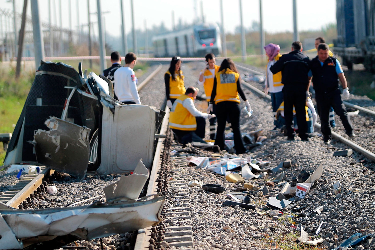 Al menos nueve muertos y varios heridos en la colisión de un tren con un minibús en Turquía