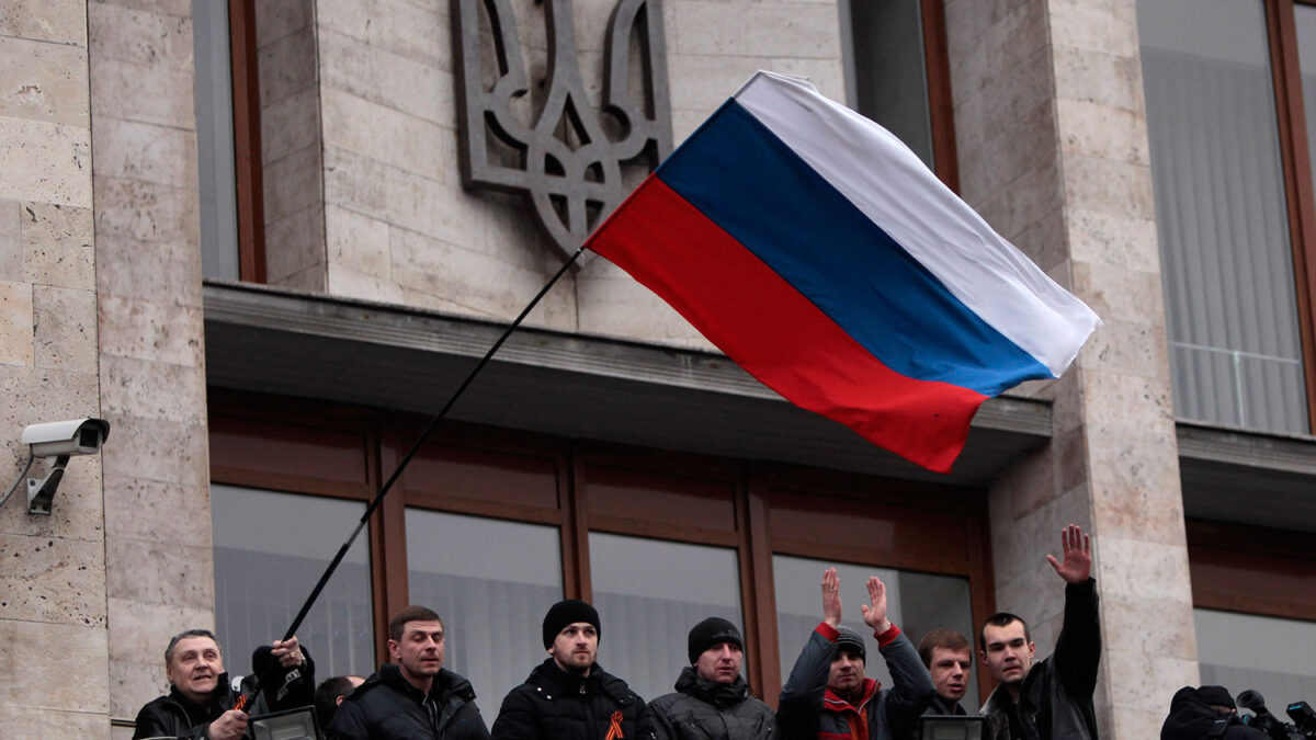 Los manifestantes izan de nuevo la bandera rusa en la Delegación del Gobierno de Donetsk