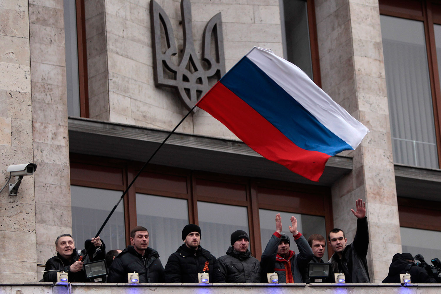 Los manifestantes izan de nuevo la bandera rusa en la Delegación del Gobierno de Donetsk