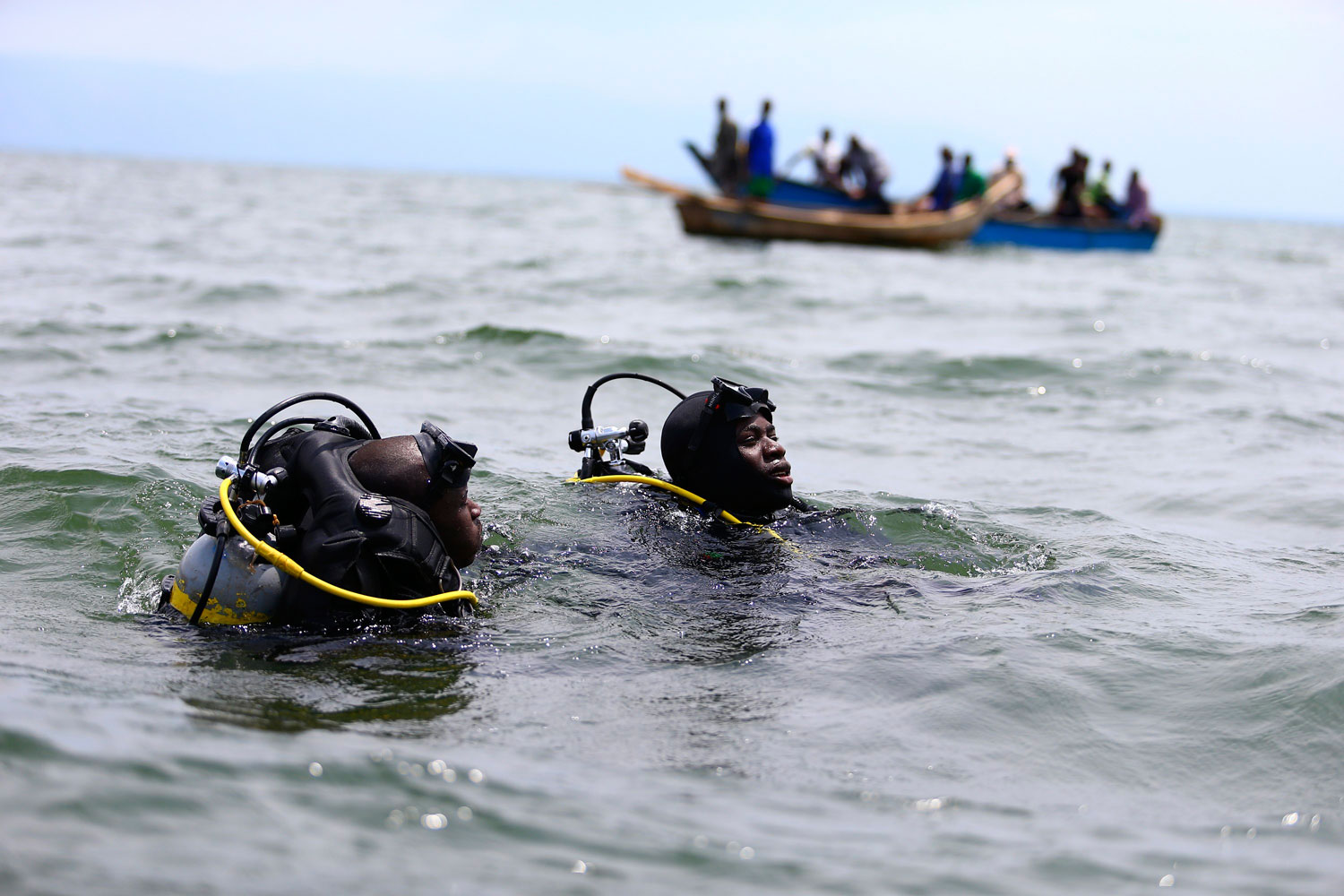 19 muertos tras el hundimiento de un bargo con refugiados congoleños