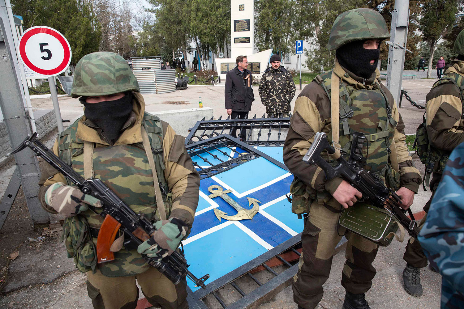 Fuerzas prorrusas toman el control de destacadas bases ucranianas en Crimea