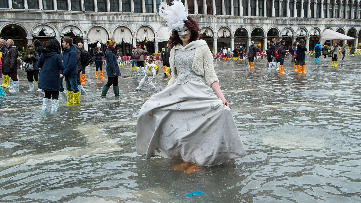 El cierre del carnaval en Venecia bajo la lluvia