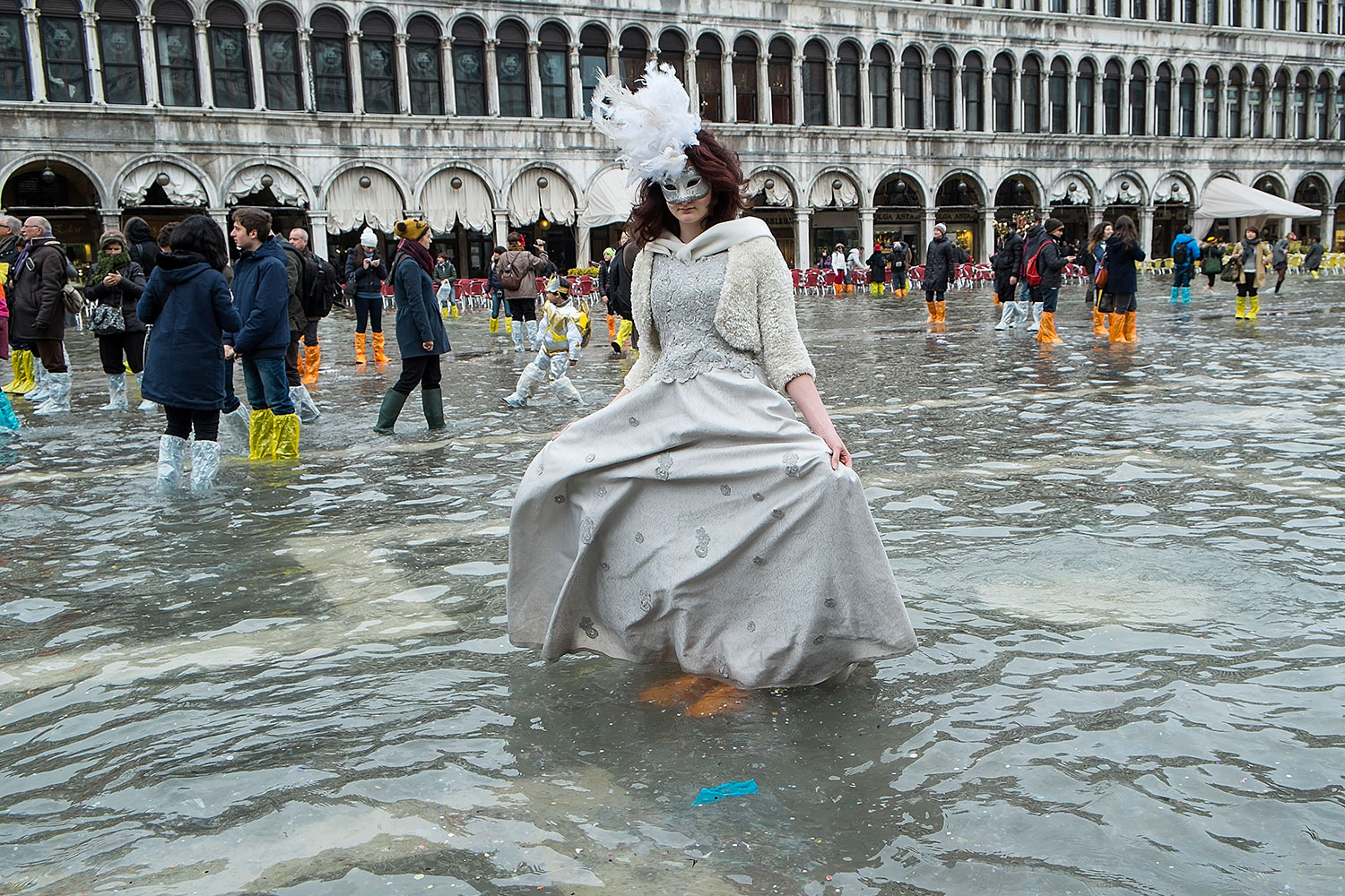 El cierre del carnaval en Venecia bajo la lluvia