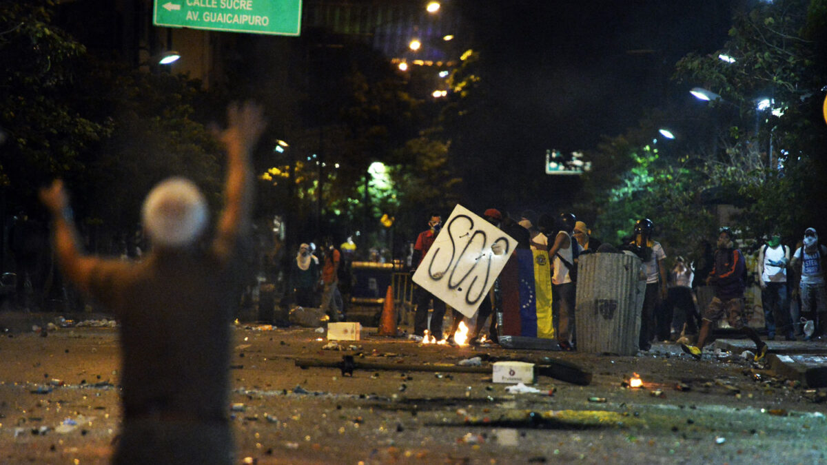 Maduro pide diálogo tras el anuncio de 2 nuevos muertos en las protestas