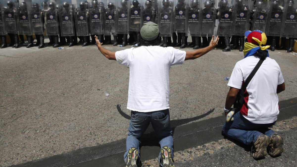 Tres nuevos muertos y alcaldes detenidos en Venezuela en otra intensa jornada de protestas