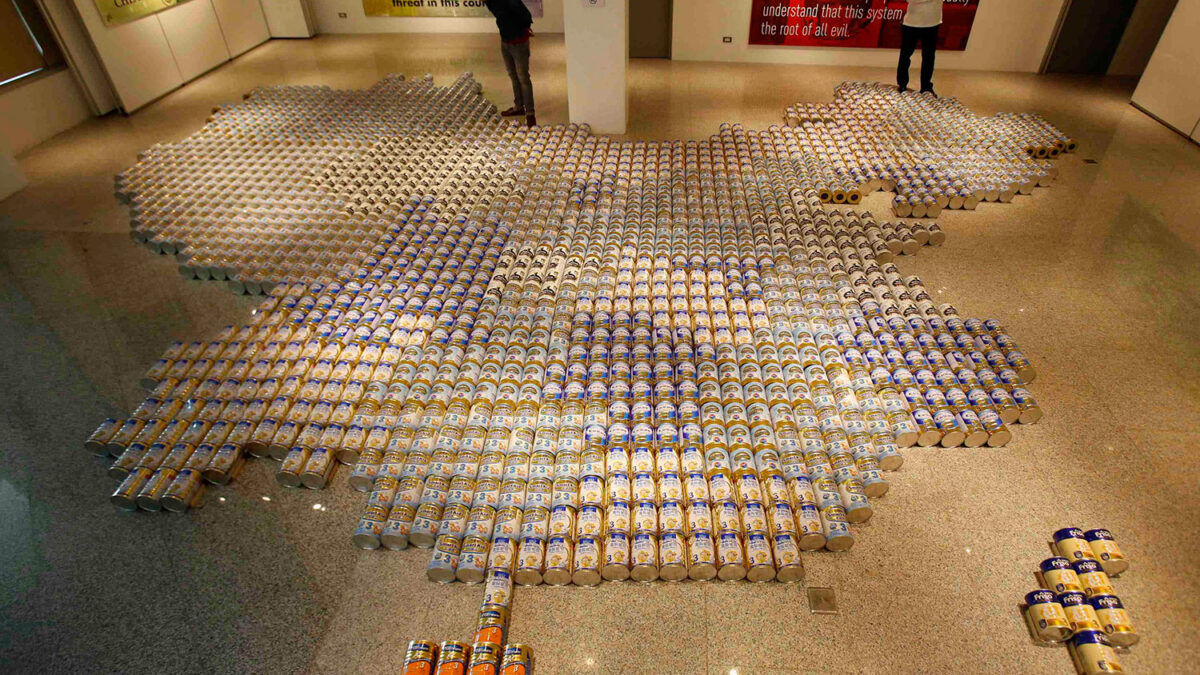 El artista chino Ai Weiwei denuncia la intoxicación láctea con su obra, «Baby Formula»