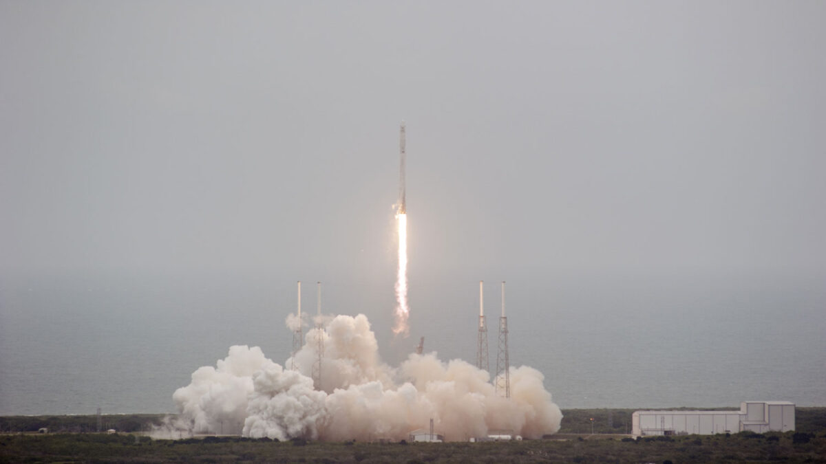 La cápsula Dragon se acopla a la Estación Espacial Internacional.