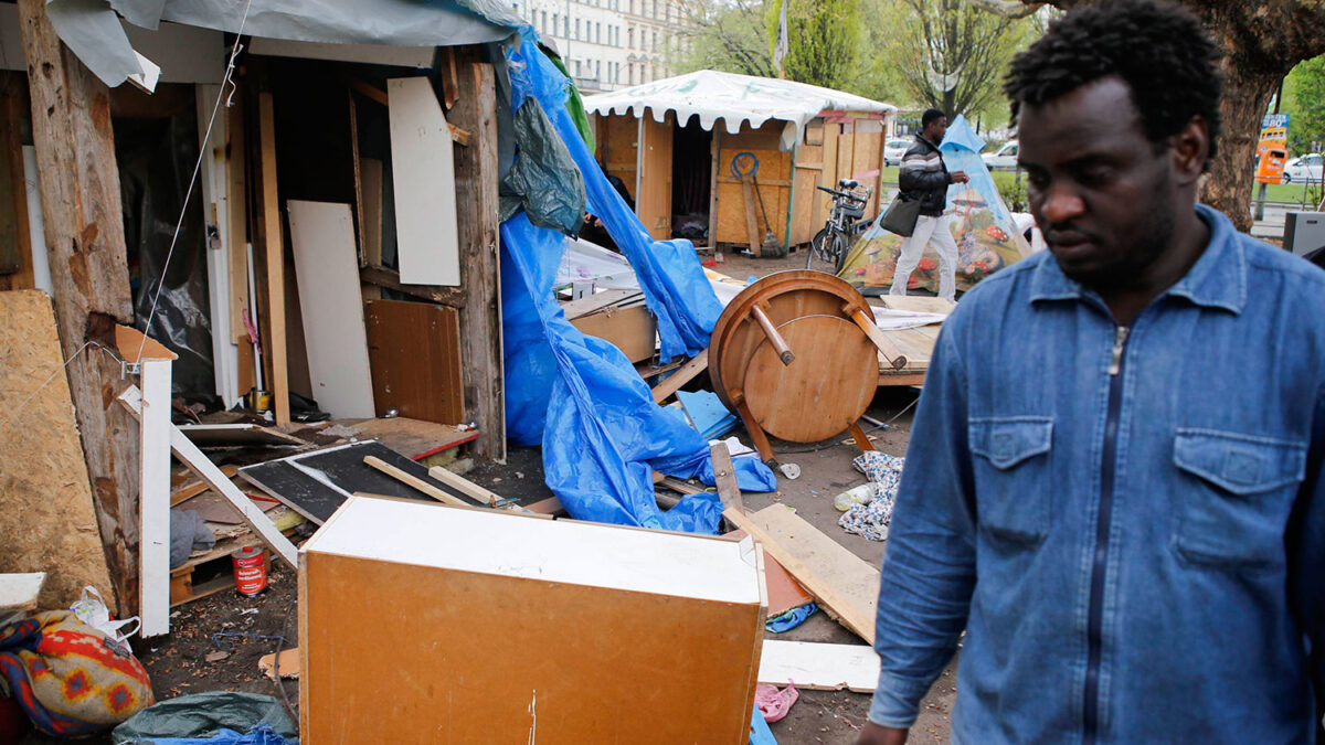 Refugiados alemanes acceden a mover su campamento mientras deciden su futuro