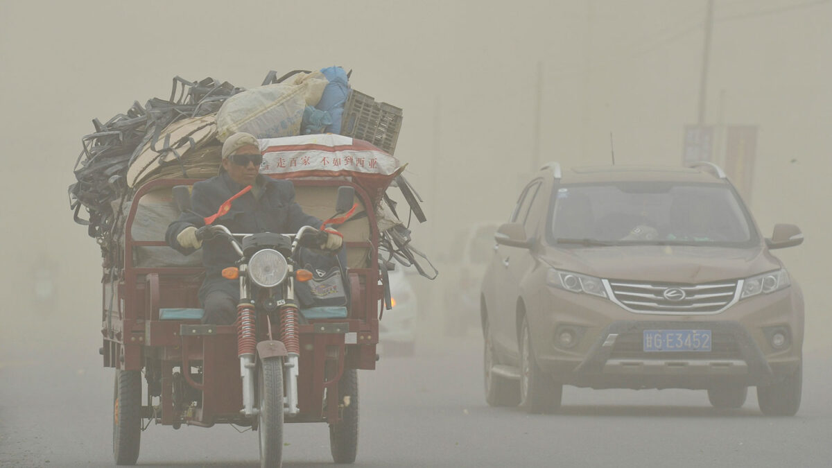 Una tormenta de arena ciega el noroeste de China