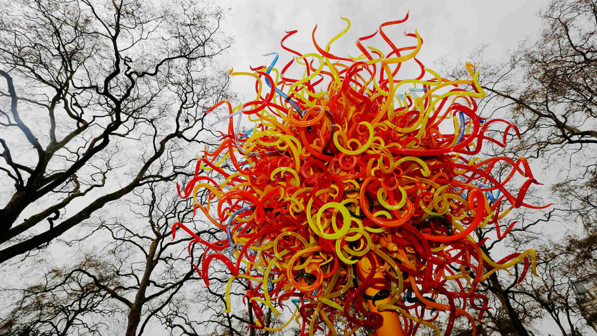 La escultura del artista Dale Chihuly, The Sun, se exhibe en la plaza Berkeley de Londres